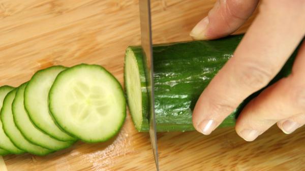 Dani García, chef: “Con solo 5 ingredientes preparo la ensalada de pepino más fresca y rica del verano” - Una receta que cambia la forma de ver el pepino