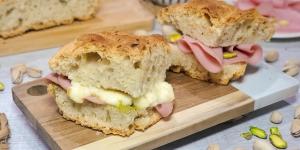 Receta de Focaccia rellena de mortadela, burrata y pistacho: el sándwich italiano crujiente por fuera y esponjoso por dentro