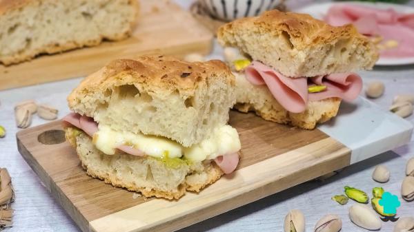 Receta de Focaccia rellena de mortadela, burrata y pistacho: el sándwich italiano crujiente por fuera y esponjoso por dentro