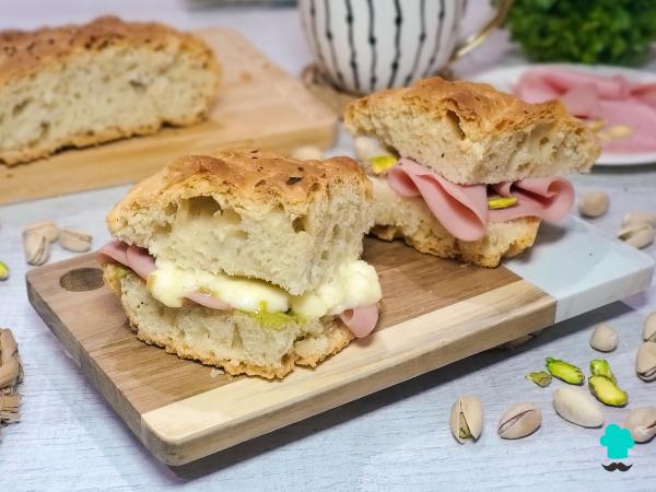 Receta de Focaccia rellena de mortadela, burrata y pistacho: el sándwich italiano crujiente por fuera y esponjoso por dentro - Paso 11
