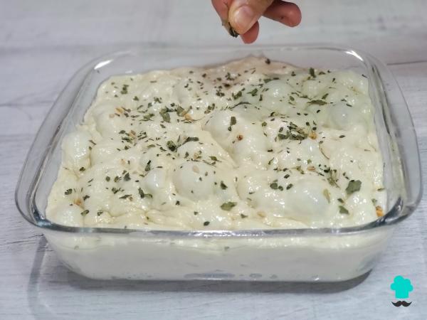 Receta de Focaccia rellena de mortadela, burrata y pistacho: el sándwich italiano crujiente por fuera y esponjoso por dentro - Paso 8