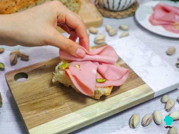 Receta de Focaccia rellena de mortadela, burrata y pistacho: el sándwich italiano crujiente por fuera y esponjoso por dentro - Paso 10