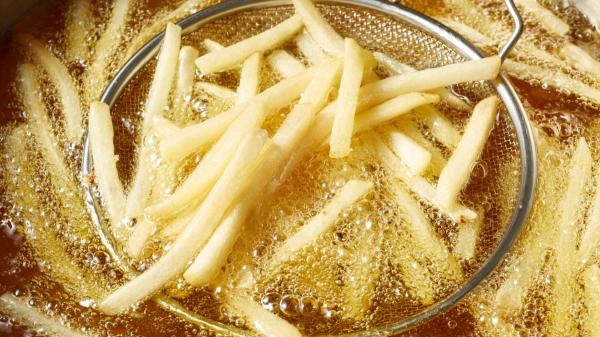 Las patatas fritas quedarán mucho más crujientes si dejas de freírlas directamente y optas por el método que recomiendan los chefs - La doble fritura es el segundo truco de los profesionales para que queden extra crujientes