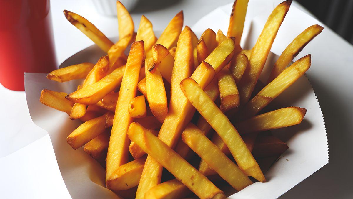 Las patatas fritas quedarán mucho más crujientes si dejas de freírlas directamente y optas por el método que recomiendan los chefs