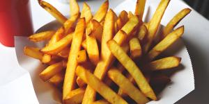 Las patatas fritas quedarán mucho más crujientes si dejas de freírlas directamente y optas por el método que recomiendan los chefs
