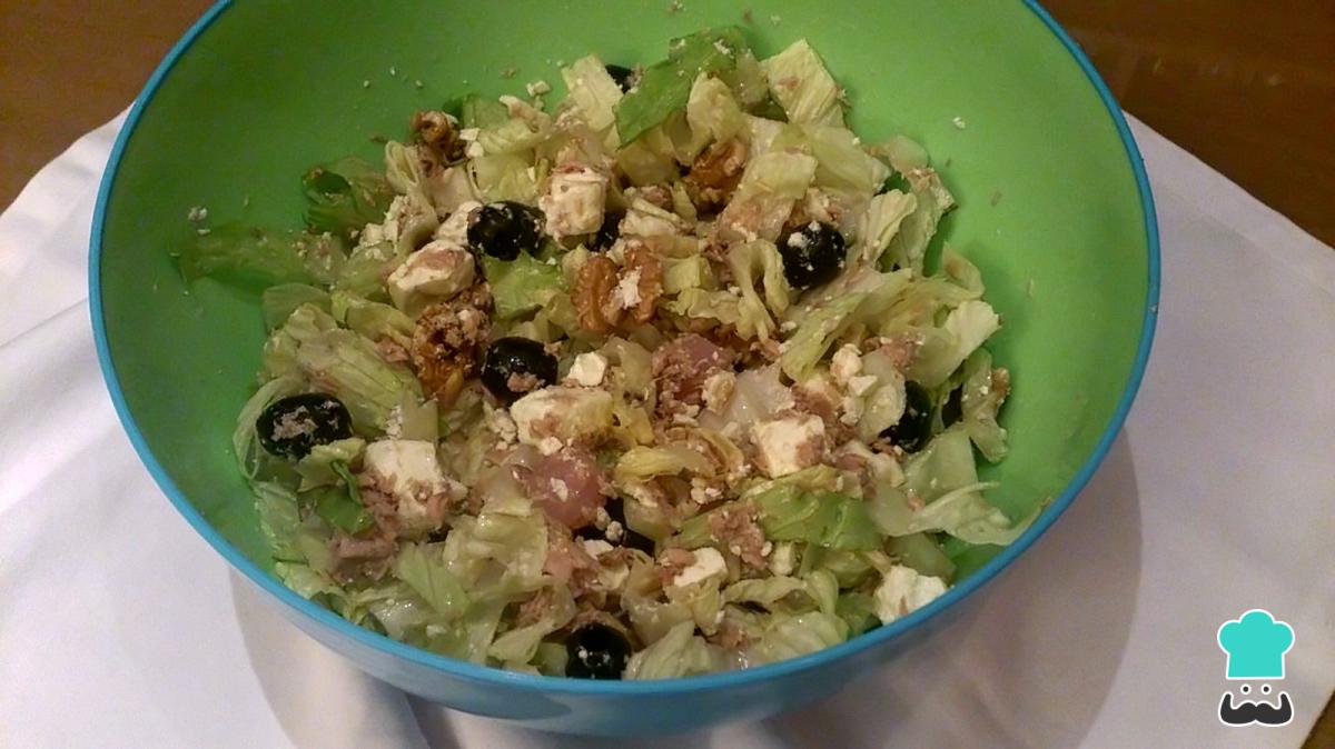 Receta de Ensalada de lechuga con atún y nueces saludable