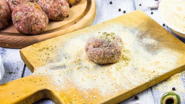 Los chefs coinciden: “Para hacer albóndigas jugosas, mezcla pan de brioche con leche y añade chocolate a la salsa” - El ingrediente que de verdad reseca tus albóndigas