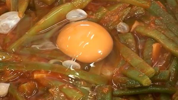 Martín Berasategui, chef: “Las judías verdes más buenas no llevan jamón, se hacen con 2 huevos y un sofrito de tomate, cebolletas y ajo” - La receta paso a paso de Martín Berasategui para preparar unas judías verdes con mucho sabor