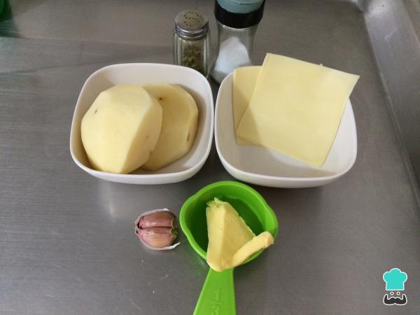 Receta de Patatas rellenas de queso - Paso 1