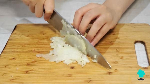 Receta de Crema de calabacín de la abuela: cremosa, ligera y perfecta para cuidar tu alimentación - Paso 1