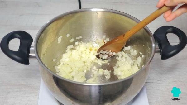 Receta de Crema de calabacín de la abuela: cremosa, ligera y perfecta para cuidar tu alimentación - Paso 3