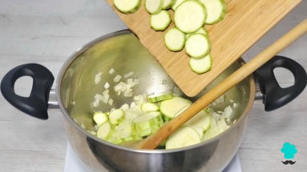 Receta de Crema de calabacín de la abuela: cremosa, ligera y perfecta para cuidar tu alimentación - Paso 4