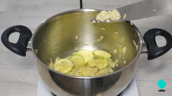 Receta de Crema de calabacín de la abuela: cremosa, ligera y perfecta para cuidar tu alimentación - Paso 5