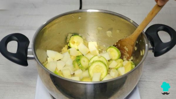 Receta de Crema de calabacín de la abuela: cremosa, ligera y perfecta para cuidar tu alimentación - Paso 6