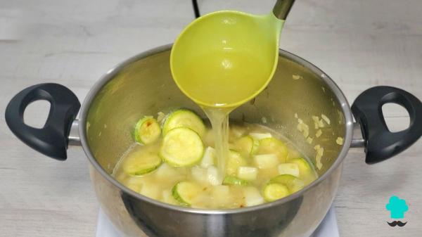 Receta de Crema de calabacín de la abuela: cremosa, ligera y perfecta para cuidar tu alimentación - Paso 7