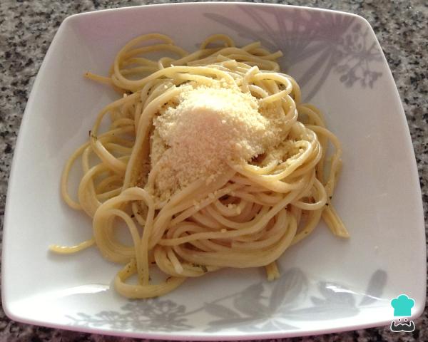 Receta de Espaguetis a la crema con queso