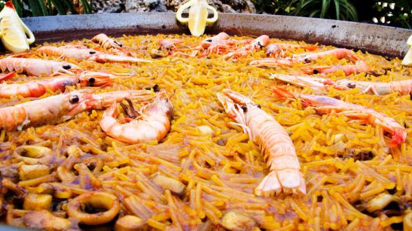 Los cocineros valencianos coinciden: “Para una fideuá suelta y cremosa, utiliza 100 gramos de fideo nº4 por persona y sofríelo antes de añadir el caldo” - Cómo preparar una fideuá perfecta en casa: ingredientes y paso a paso