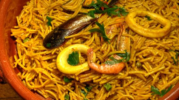 Los cocineros valencianos coinciden: “Para una fideuá suelta y cremosa, utiliza 100 gramos de fideo nº4 por persona y sofríelo antes de añadir el caldo” - El tipo de fideo que recomiendan los expertos para conseguir una fideuá suelta y llena de sabor