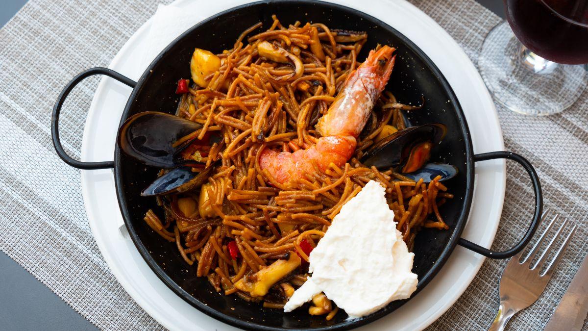 Los cocineros valencianos coinciden: “Para una fideuá suelta y cremosa, utiliza 100 gramos de fideo nº4 por persona y sofríelo antes de añadir el caldo”