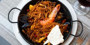 Los cocineros valencianos coinciden: “Para una fideuá suelta y cremosa, utiliza 100 gramos de fideo nº4 por persona y sofríelo antes de añadir el caldo”