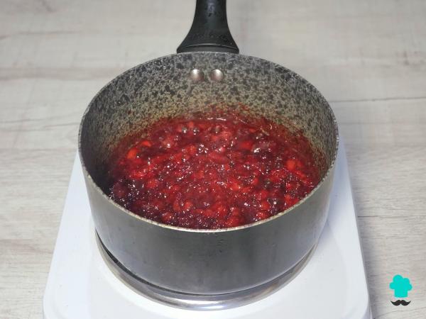 Receta de Tarta de queso y frambuesas sin horno: fácil, cremosa y con un resultado de pastelería - Paso 8