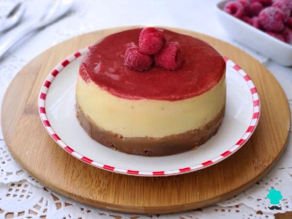 Receta de Tarta de queso y frambuesas sin horno: fácil, cremosa y con un resultado de pastelería - Paso 10