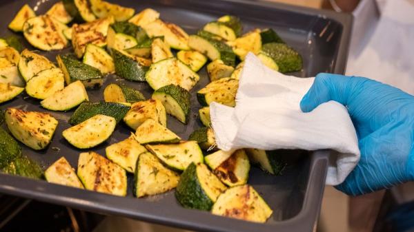 Samantha Vallejo-Nágera, chef: “Para que los calabacines queden más ricos, no los frías, hazlos al horno con yogur y cebolla caramelizada” - Samantha Vallejo-Nágera tiene un truco para que el calabacín no agüe la receta