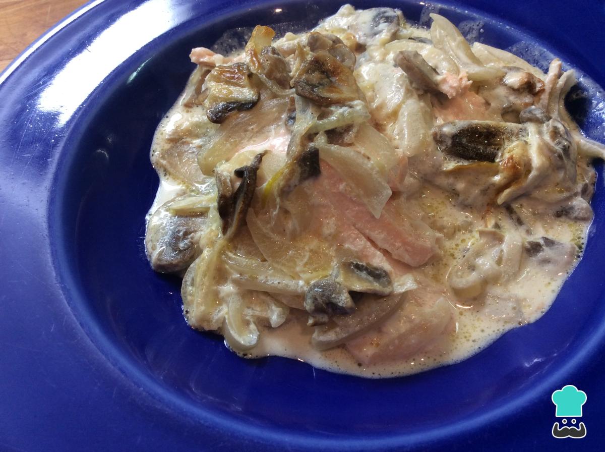 Receta de Salmón al horno con nata y champiñones
