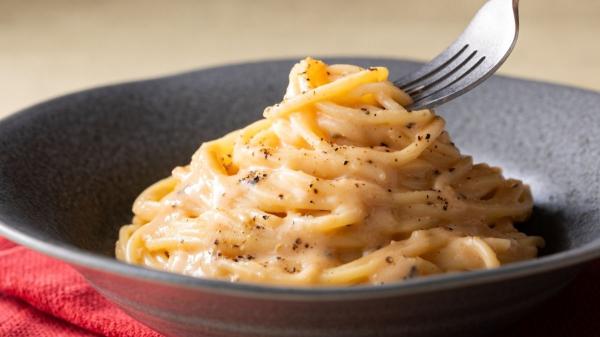 Laura Pausini, cantante italiana: “La auténtica carbonara no se hace con nata ni con parmesano, se hace con guanciale y queso pecorino” - Receta de la auténtica carbonara italiana paso a paso