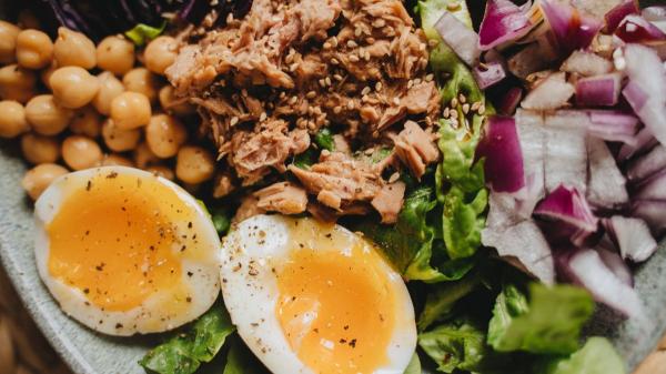 Estas 5 ensaladas con proteína sacian de verdad y son un plato único perfecto (y están buenísimas) - Ensalada de atún, garbanzos y huevo duro
