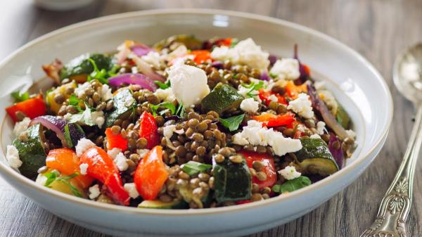 Estas 5 ensaladas con proteína sacian de verdad y son un plato único perfecto (y están buenísimas) - Ensalada de lentejas, queso fresco y verduras asadas