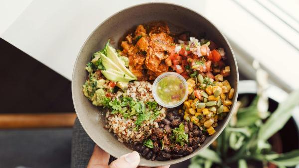 Estas 5 ensaladas con proteína sacian de verdad y son un plato único perfecto (y están buenísimas) - Ensalada de quinoa, tofu marinado y verduras crujientes