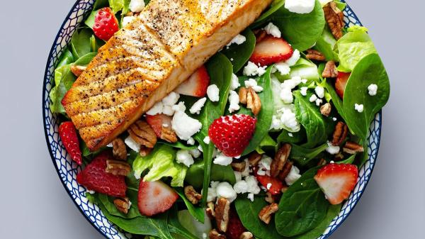 Estas 5 ensaladas con proteína sacian de verdad y son un plato único perfecto (y están buenísimas) - Ensalada de salmón, patata y espinacas