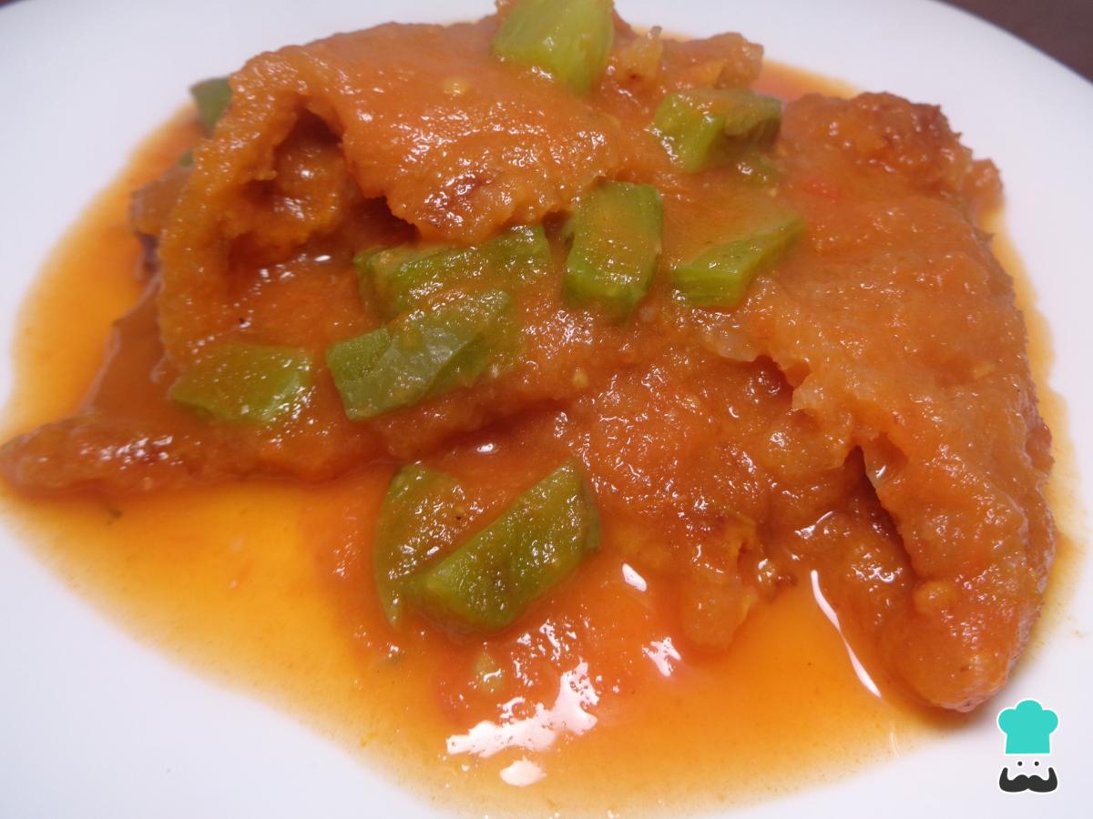 Receta de Chicharrón con nopales en salsa roja