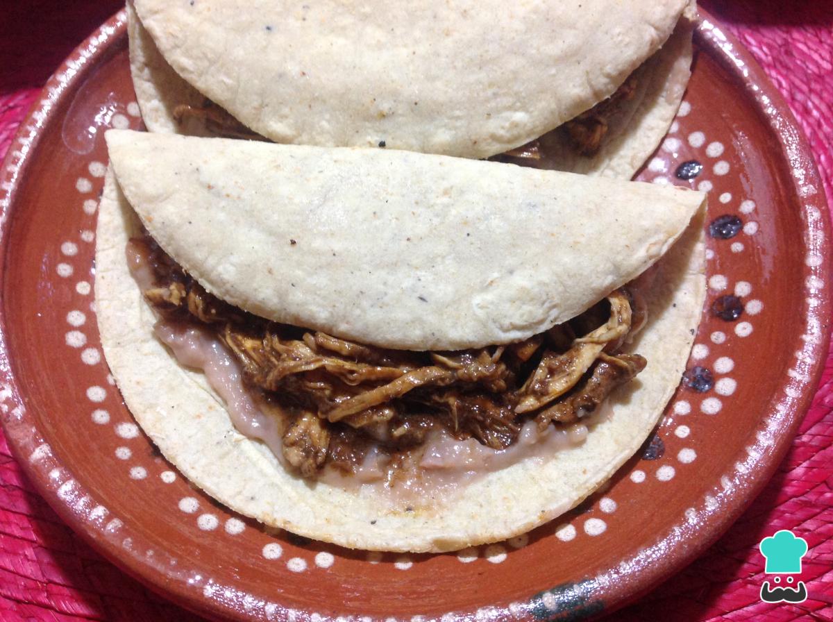 Receta de Pollo deshebrado con mole