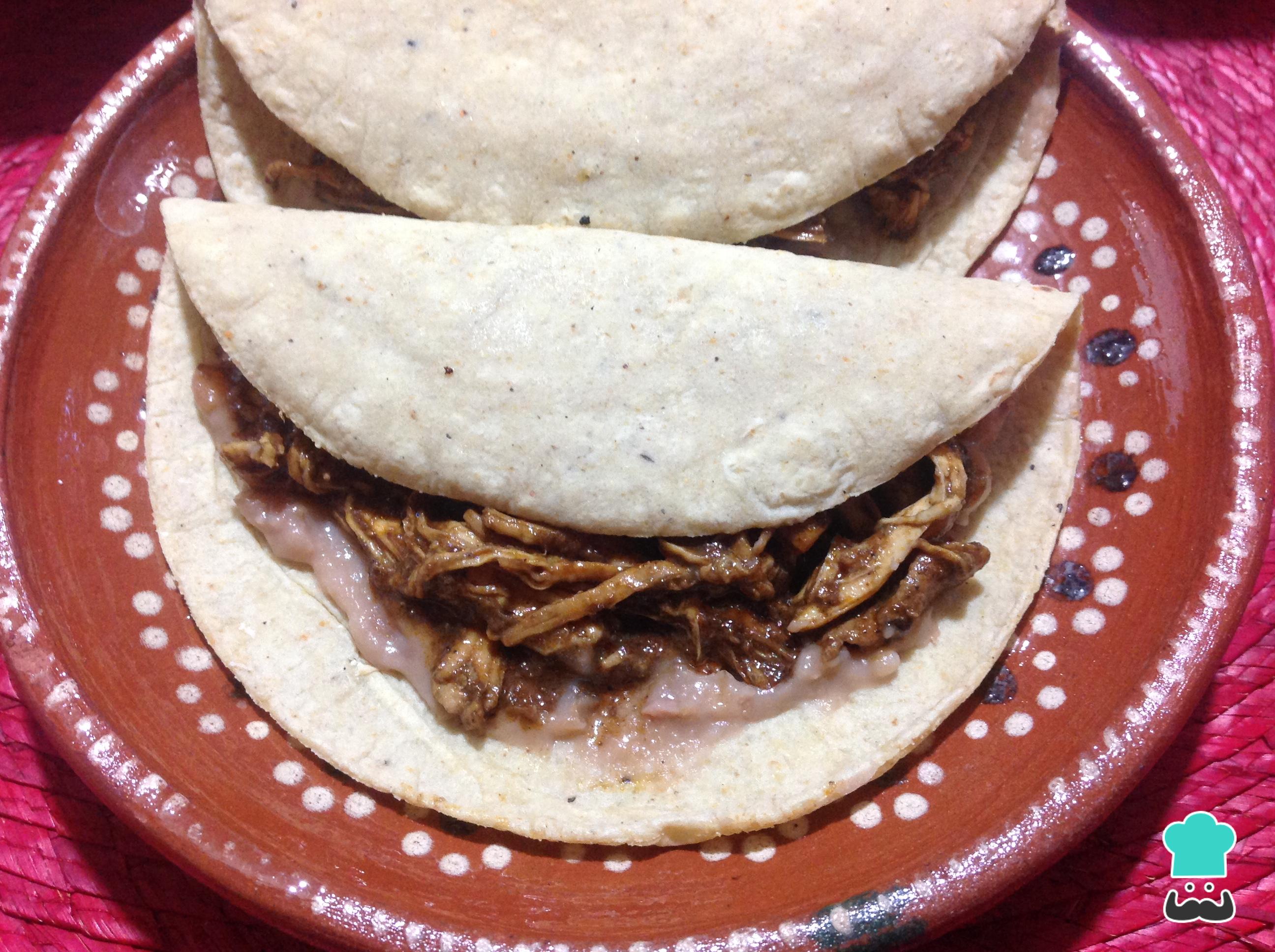 Pollo deshebrado con mole Fácil