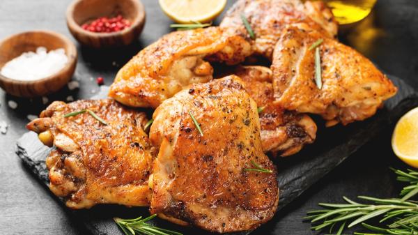 Vero Gómez, chef: “Para que el pollo al horno quede jugoso y con la piel crujiente, hay que curarlo con una mezcla de sal, azúcar y aromáticas entre 4 y 12 horas” - Vero Gómez no es la única chef que recurre al curado previo