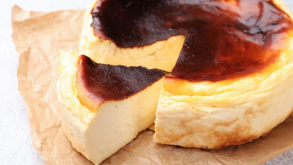 Así prepara Anouk Medina, pastelera profesional, la auténtica tarta de queso vasca: dorada por fuera y fundente por dentro