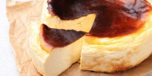 Así prepara Anouk Medina, pastelera profesional, la auténtica tarta de queso vasca: dorada por fuera y fundente por dentro