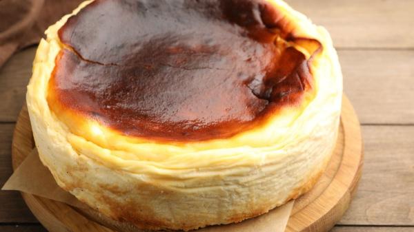 Así prepara Anouk Medina, pastelera profesional, la auténtica tarta de queso vasca: dorada por fuera y fundente por dentro - La receta paso a paso de la tarta de queso vasca