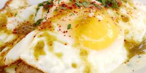 Receta de Huevos al plato con salchichas