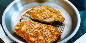 Los cocineros coinciden: por qué poner vinagre en la sartén al freír pechuga de pollo la deja más jugosa
