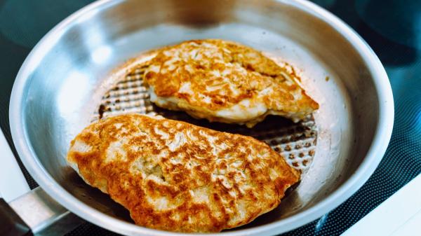 Los cocineros coinciden: por qué poner vinagre en la sartén al freír pechuga de pollo la deja más jugosa