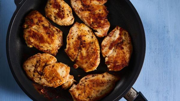 Los cocineros coinciden: por qué poner vinagre en la sartén al freír pechuga de pollo la deja más jugosa - Por qué la pechuga de pollo queda tan seca al freírla 