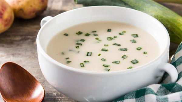 Francia da una lección a España: la vichyssoise se sirve fría y se hace con nata y mantequilla - El origen real de la vichyssoise