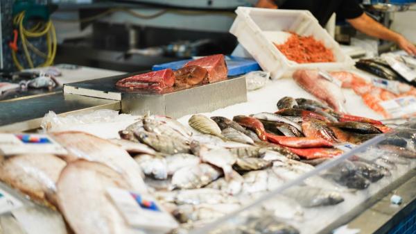 José Antonio Oñate, pescadero: "El lunes sí puedes comprar pescado, pero suele venir de Noruega, Dinamarca o Chile; el mejor día para comprar pescado nacional es el miércoles" - El mito de no comprar pescado los lunes tiene parte de verdad, pero ya no es así