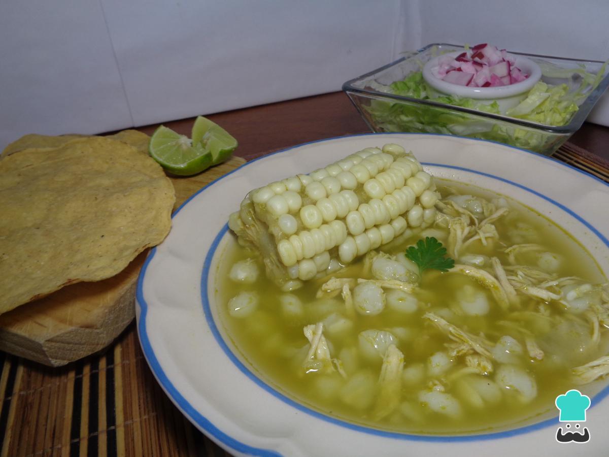 Receta de Pozole verde de pollo con elote