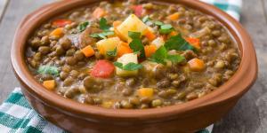 Un nutricionista recomienda añadir este ingrediente a las lentejas para aprovechar mejor el hierro