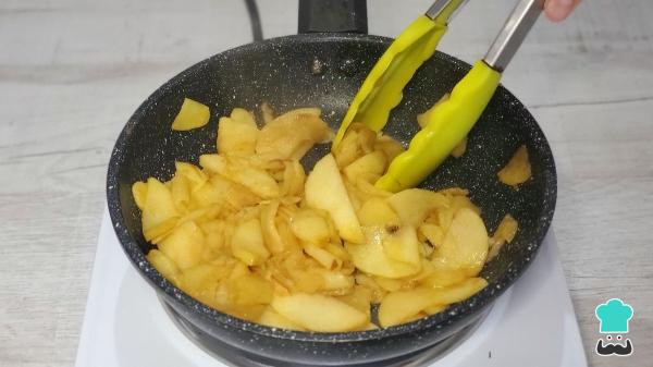 Receta de Tarta de manzana con masa filo: la versión más ligera y crujiente del clásico de siempre - Paso 4