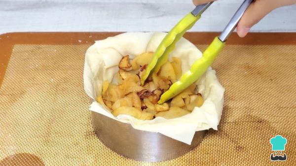 Receta de Tarta de manzana con masa filo: la versión más ligera y crujiente del clásico de siempre - Paso 8